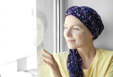 Kemoterapi evde pencere yakınındaki sonra kadın