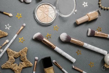 Kozmetik gri arka plan üzerinde süslemeleri ile ayarla