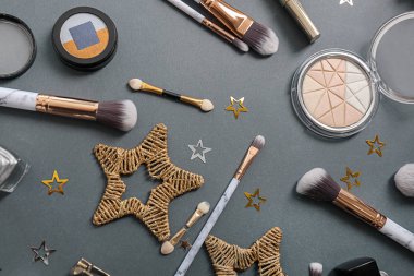 Kozmetik gri arka plan üzerinde süslemeleri ile ayarla