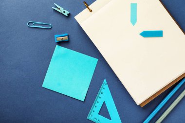 Renk arkaplanı üzerine okul kırtasiyesi seti