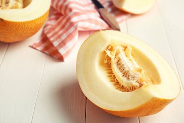 RIPE kavun beyaz ahşap masanın üstüne kesmek.