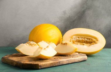 Yeşil tablo olgun dilimlenmiş kavun ile kurulu