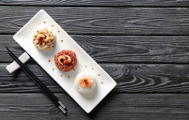 Haşlanmış pirinç karanlık masada karides ile farklı