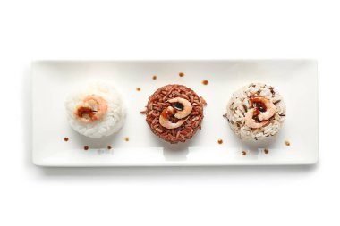 Haşlanmış pirinç tabakta üzerine beyaz izole karides ile farklı