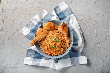 Lezzetli pilav tavuk drumsticks gri arka plan üzerinde kase ile haşlanmış