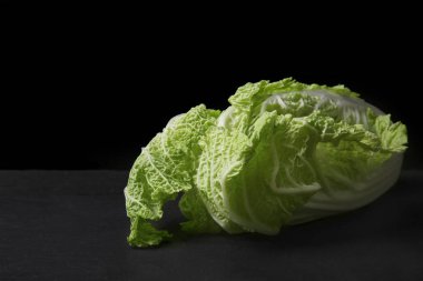 Koyu arka plan üzerinde olgunlaşmış taze lahana