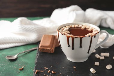 Fincan leziz kakao ve tatlılar kayrak plaka üzerinde