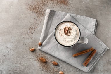 Gri masada leziz kakao fincan