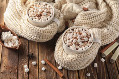 Leziz kakao marshmallows ahşap tablo ile bardak