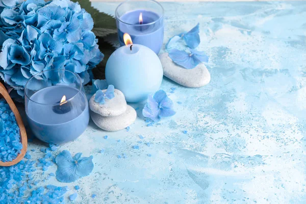 Wellness Komposition Mit Hortensienblumen Und Brennenden Kerzen Auf Farbtisch — Stockfoto