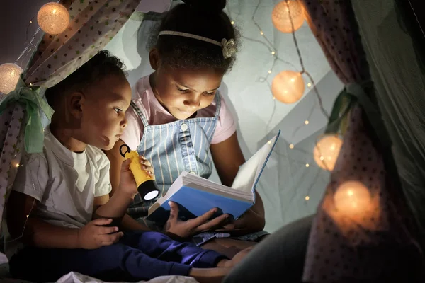 Маленькие Афроамериканские Дети Читают Сказки Ночь Лачуге — стоковое фото