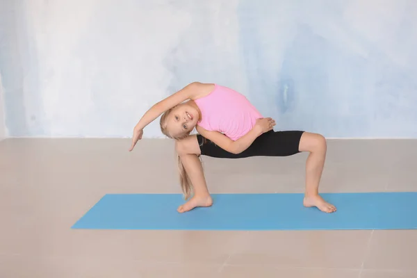 Petite Fille Pratiquant Yoga Intérieur — Photo