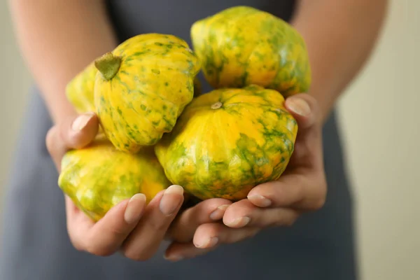 Mujer Con Calabazas Frescas Primer Plano —  Fotos de Stock