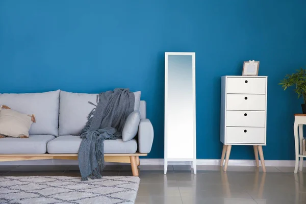 Intérieur Chambre Élégante Avec Miroir Près Mur Couleur — Photo