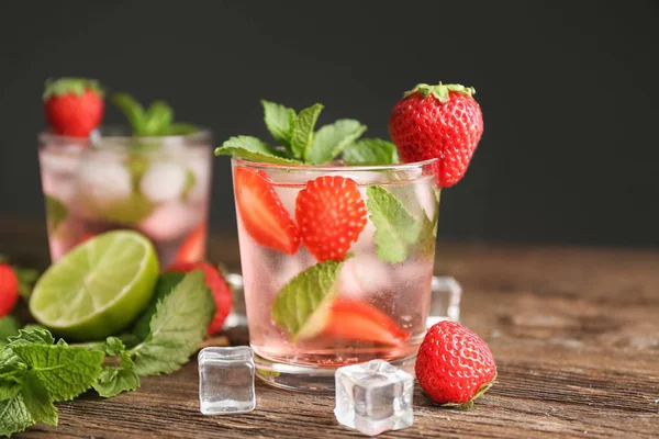 Glas Verse Aardbeien Mojito Houten Tafel — Stockfoto