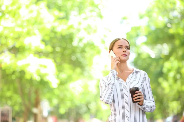Молодая Деловая Женщина Разговаривает Мобильному Телефону Открытом Воздухе — стоковое фото