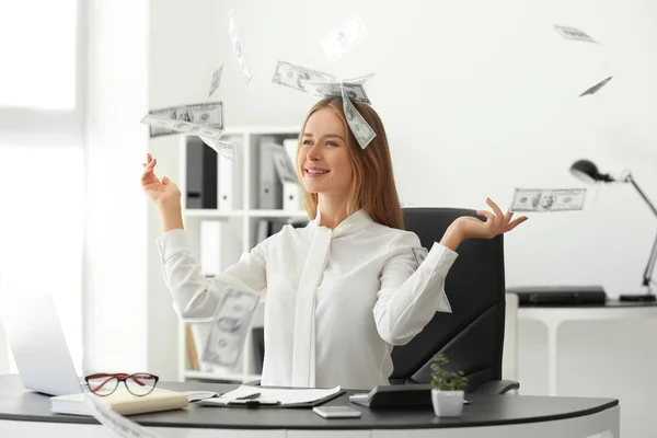 Çok Para Ofiste Ile Başarılı Kadını — Stok fotoğraf