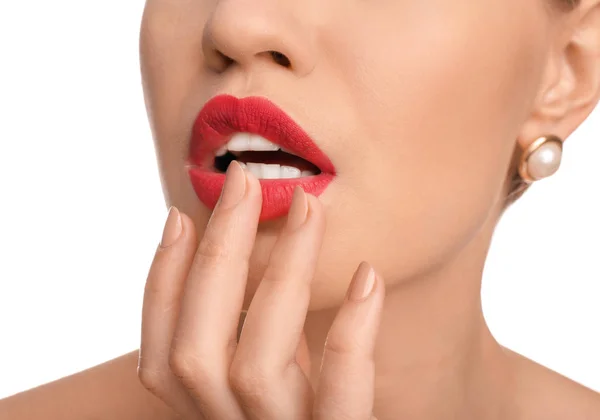 Mooie Jonge Vrouw Met Felrode Lippenstift Witte Achtergrond Close — Stockfoto