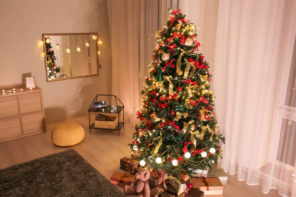 Interior Elegante Quarto Com Bela Árvore Natal Decorações — Fotografia de Stock