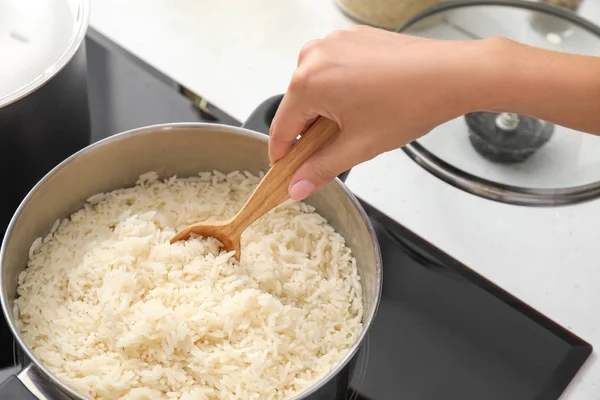 Pirinç Mutfak Closeup Ocakta Yemek Kadın — Stok fotoğraf