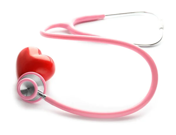 医療の聴診器と白地に赤いハート 心臓病の概念 — ストック写真