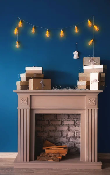 Leuchtende Weihnachtsgirlanden Hängen Der Wand Über Dem Kamin Mit Geschenkschachteln — Stockfoto