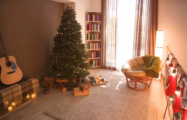 Stílusos Belső Szoba Gyönyörű Karácsonyfa — Stock Fotó
