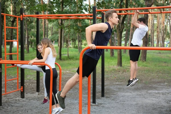 Des Jeunes Sportifs Entraînent Plein Air — Photo