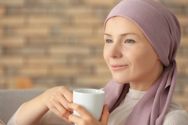 Glückliche Frau Nach Chemotherapie Trinkt Tee Hause — Stockfoto