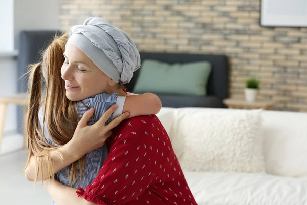 Woman Chemotherapy Hugging Her Daughter Home — Stock Photo, Image