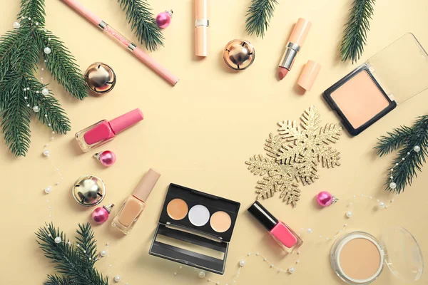 Conjunto Cosméticos Com Decorações Natal Fundo Cor — Fotografia de Stock