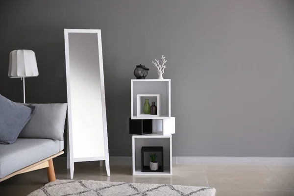 Großer Spiegel Mit Möbeln Nahe Grauer Wand Zimmer — Stockfoto