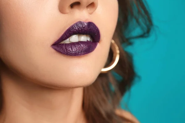 Mooie Jonge Vrouw Met Donkere Lippenstift Kleur Achtergrond Close — Stockfoto