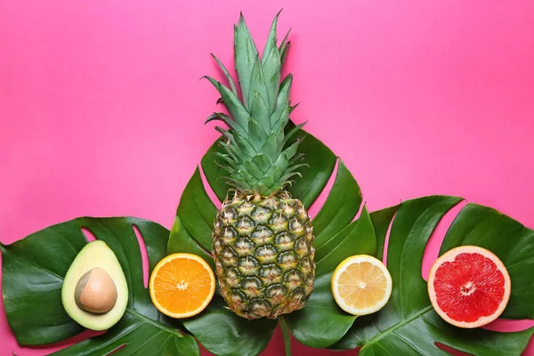 Composición Verano Con Hojas Frescas Monstera Frutas Tropicales Sobre Fondo —  Fotos de Stock