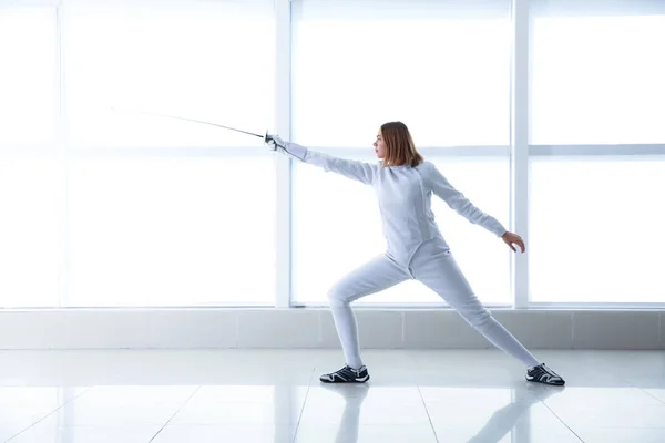 年轻女子击剑运动员在健身房的训练 — 图库照片