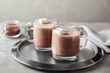 Leziz kakao marshmallows üzerinde masa lambası ile bardak