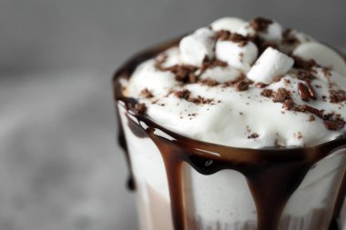 Marshmallow, closeup ile lezzetli kakao fincan