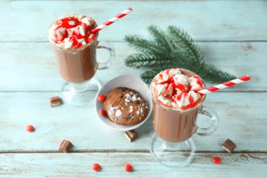 Bardak leziz kakao ve çerezleri ahşap masa lambası