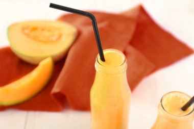 Şişe lezzetli kavun yüzlü beyaz tablo ile