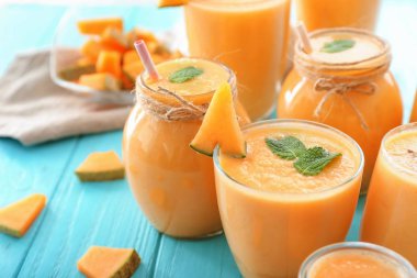 Kavanoz ve gözlük ile lezzetli kavun yüzlü renk tablosu üzerinde