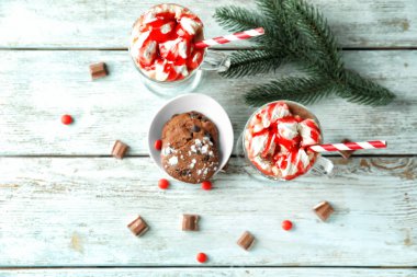 Bardak leziz kakao ve çerezleri ahşap masa lambası