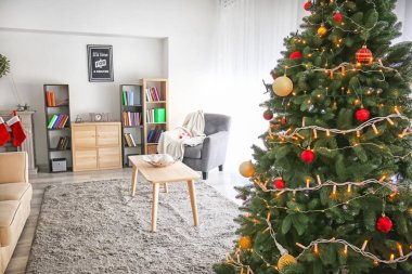 Rahat oturma odası iç güzel Noel ağacı ile