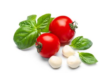 Lezzetli domates, mozzarella peyniri ve beyaz arka plan üzerinde taze fesleğen