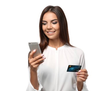 Kredi kartı ve cep telefonu beyaz arka plan üzerinde olan kadın. Online alışveriş