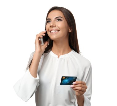 Genç kadın kredi kartıyla cep telefonu beyaz arka plan üzerinde konuşuyor. Online alışveriş