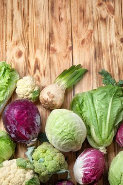 Lahana ahşap arka plan üzerinde farklı türleri