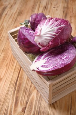 Lahana ahşap arka plan üzerinde farklı tipleri ile sandık