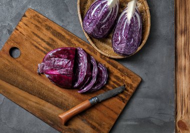 Grunge masada kesme kırmızı lahana ile kompozisyon