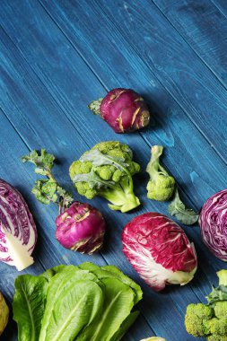 Lahana renk ahşap arka plan üzerinde farklı türleri