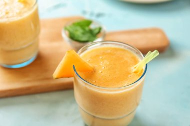 Kadeh tabloda, closeup lezzetli kavun güler yüzlü